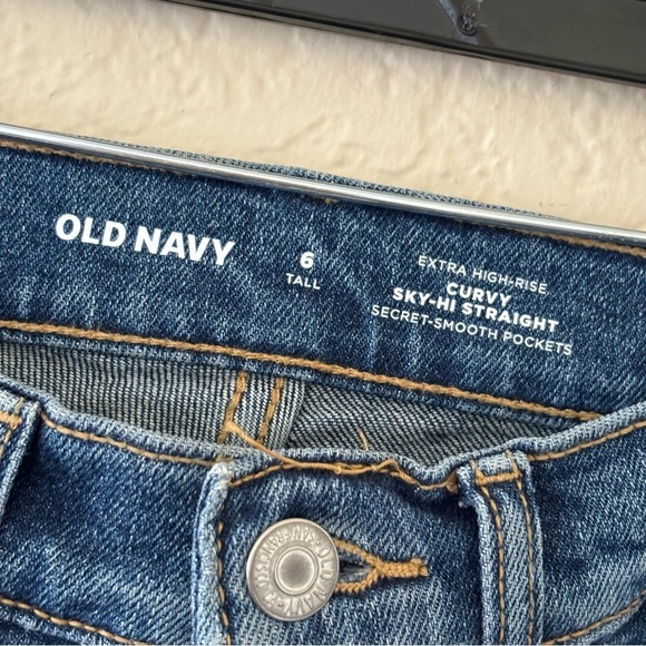 Old Navy 6 Tal EXTRA HIGH-RISE
CURVY
SKY-HÌ STRAIGHT SECRET-SMOOTH POCKETS - Picture 5 of 11